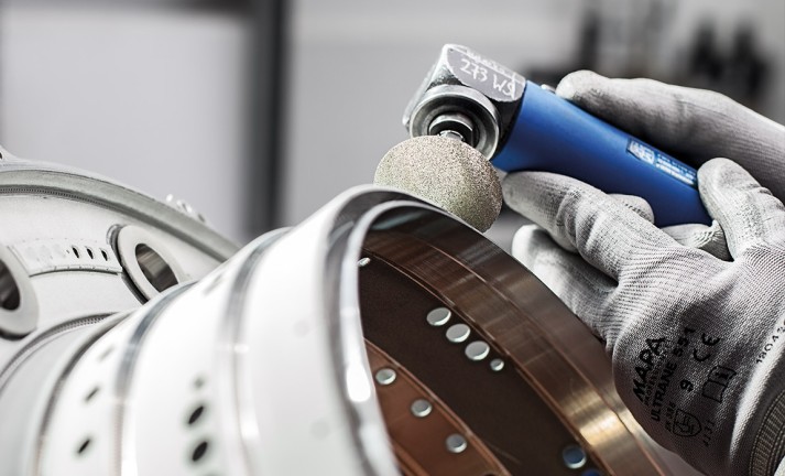 Entfernen von Beschichtungen mit COMBIDISC-Diamantschleifblatt.