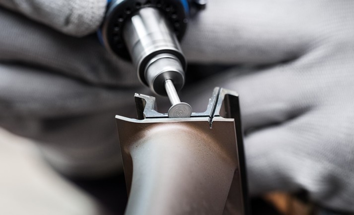 Reinigen und Bearbeiten von Schlitzen mit Diamant-Schleifstift.