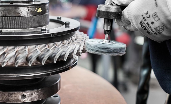 Entgratarbeiten an einem Rotor mit Rundbürste der Ausführung SiC