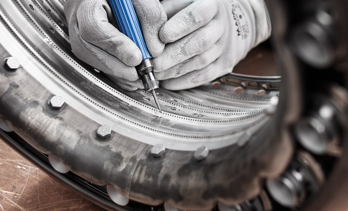 Bearbeitung mit sondergefertigtem Hartmetallfrässtift.