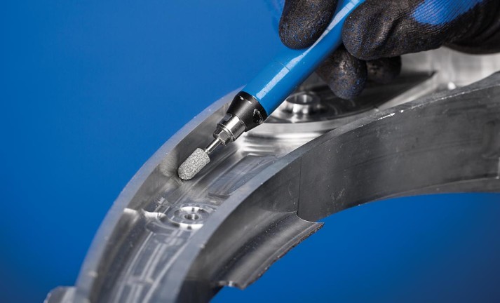 Beischleifen von Radien an Innenkanten mit POLICAP-Schleifkappen der Ausführungen A, CO-COOL und SiC-COOL.