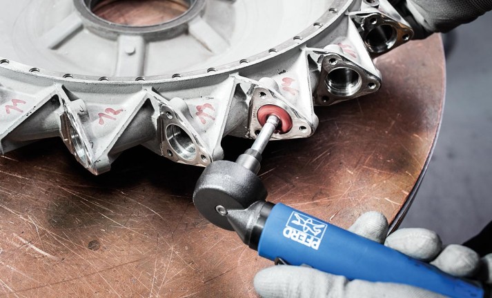 Oberflächenbearbeitung eines Diffusors mit POLINOX-Schleifstern PNST.