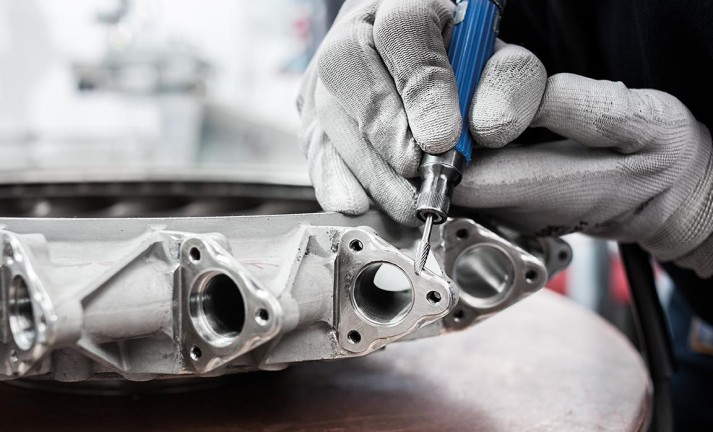 Oberflächenbearbeitung eines Diffusors mit rundkegelförmigem Hartmetallfrässtift.