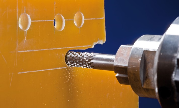 Las fresas PFERD TOOLS FVKS con punta de centrado permiten combinar trabajos de taladrado y fresado en plásticos y otros materiales