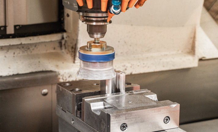 Sbavatura con spazzola a disco composite in uso stazionario.