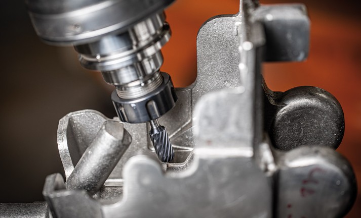 Fresa cilindrica in metallo duro con testa a sfera con rivestimento HICOAT nell'applicazione robotizzata.